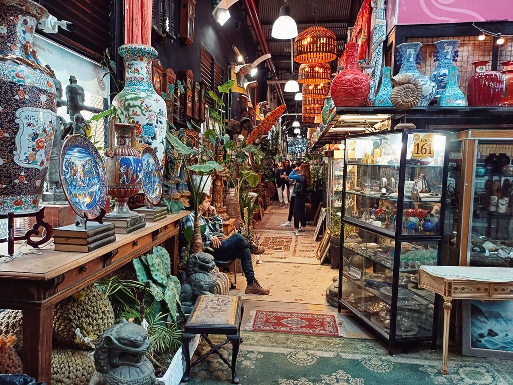 Antiques and merchandise displayed inside the "Mercado de las Pulgas" (Flea Market) in Colegiales.