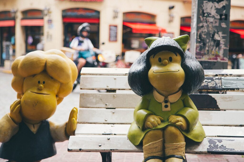 Statue of Mafalda and her friend Susanita.