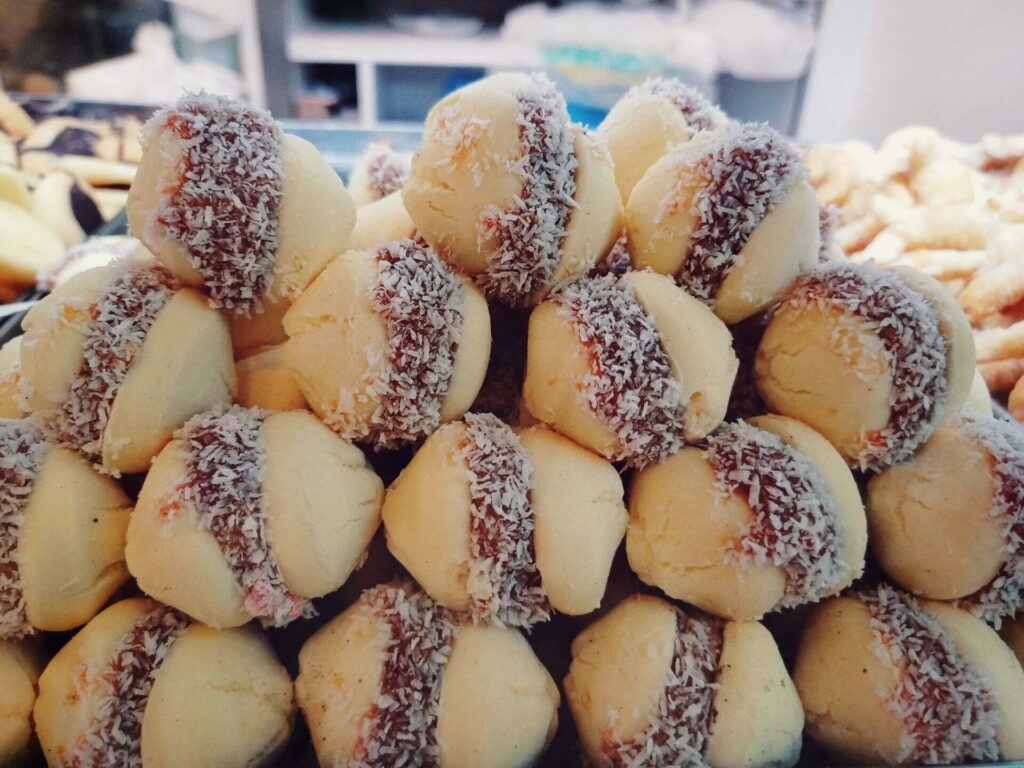 A small pile of tiny alfajores de maicena.