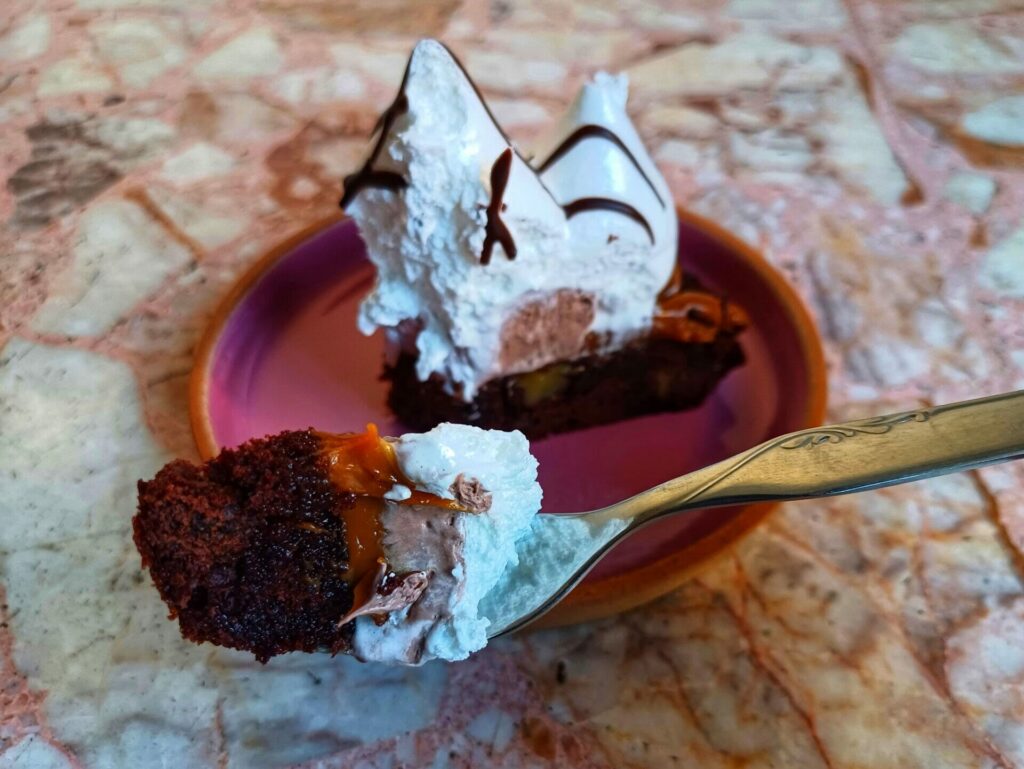 Brownie cake with chocolate mousse, dulce de leche and Italian meringue with chocolate drizzle.