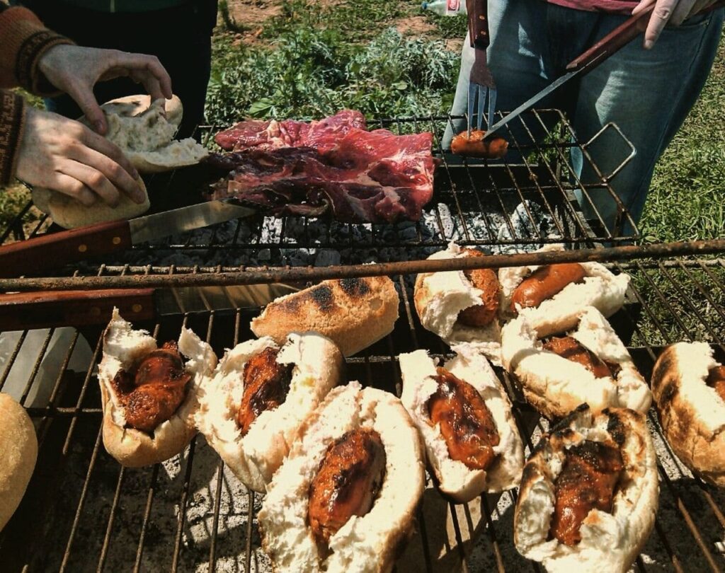 Choripanes on a parrilla.