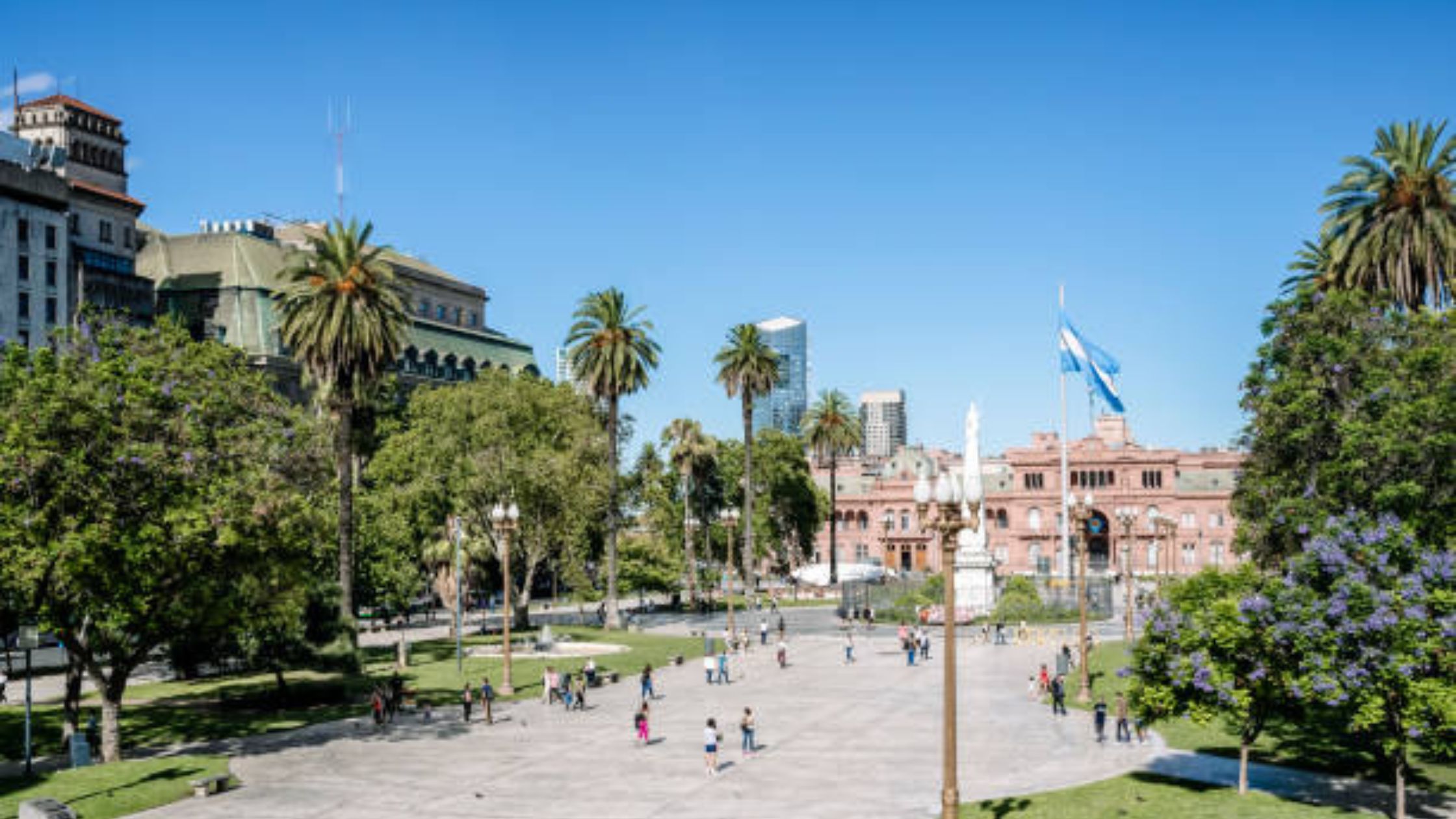 Before visiting Plaza de Mayo, we recommend watching the news to avoid demonstrations.