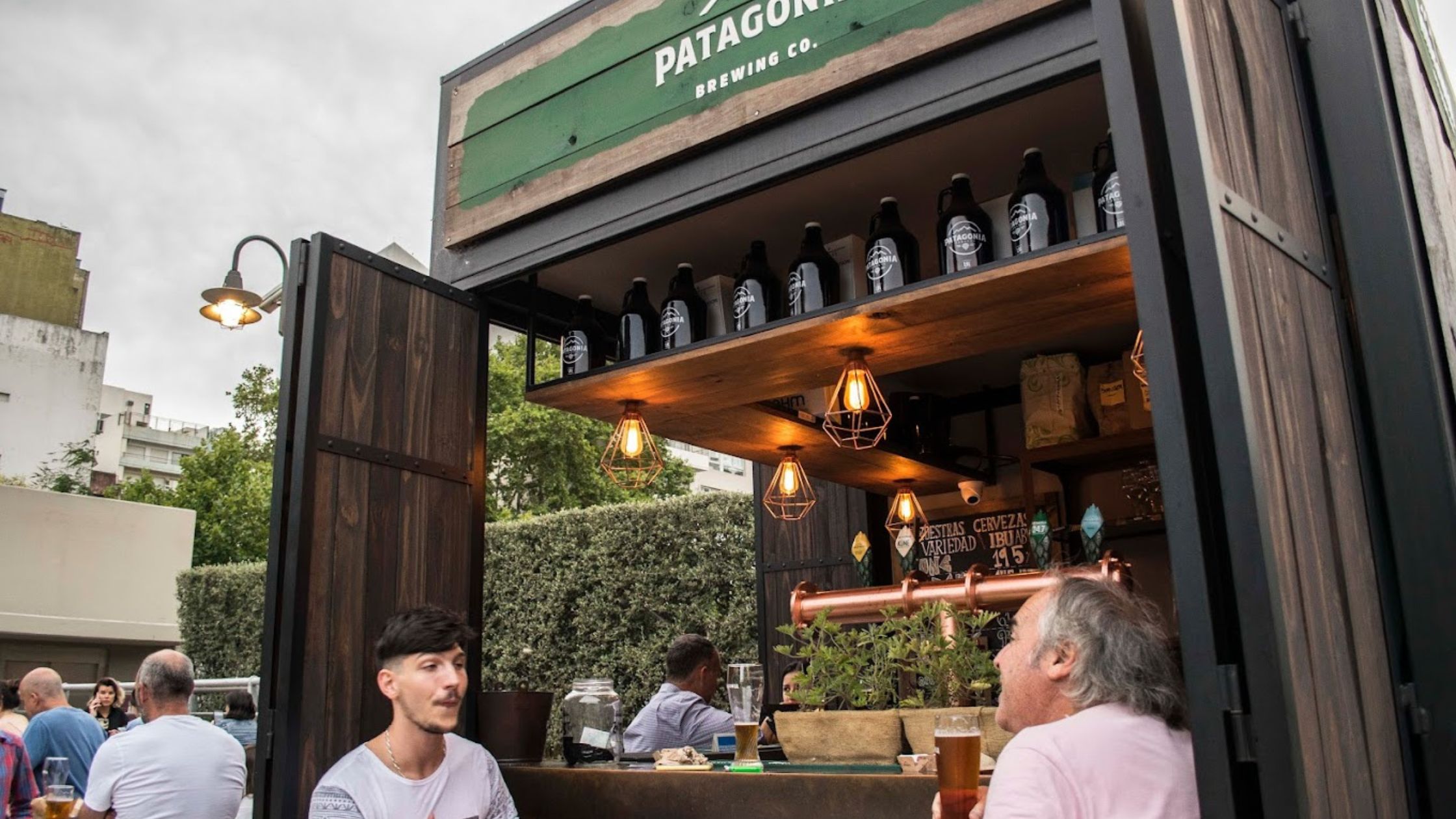 After shopping, enjoy a cold beer at the Patagonia Refuge in the Distrito Arcos Shopping. 