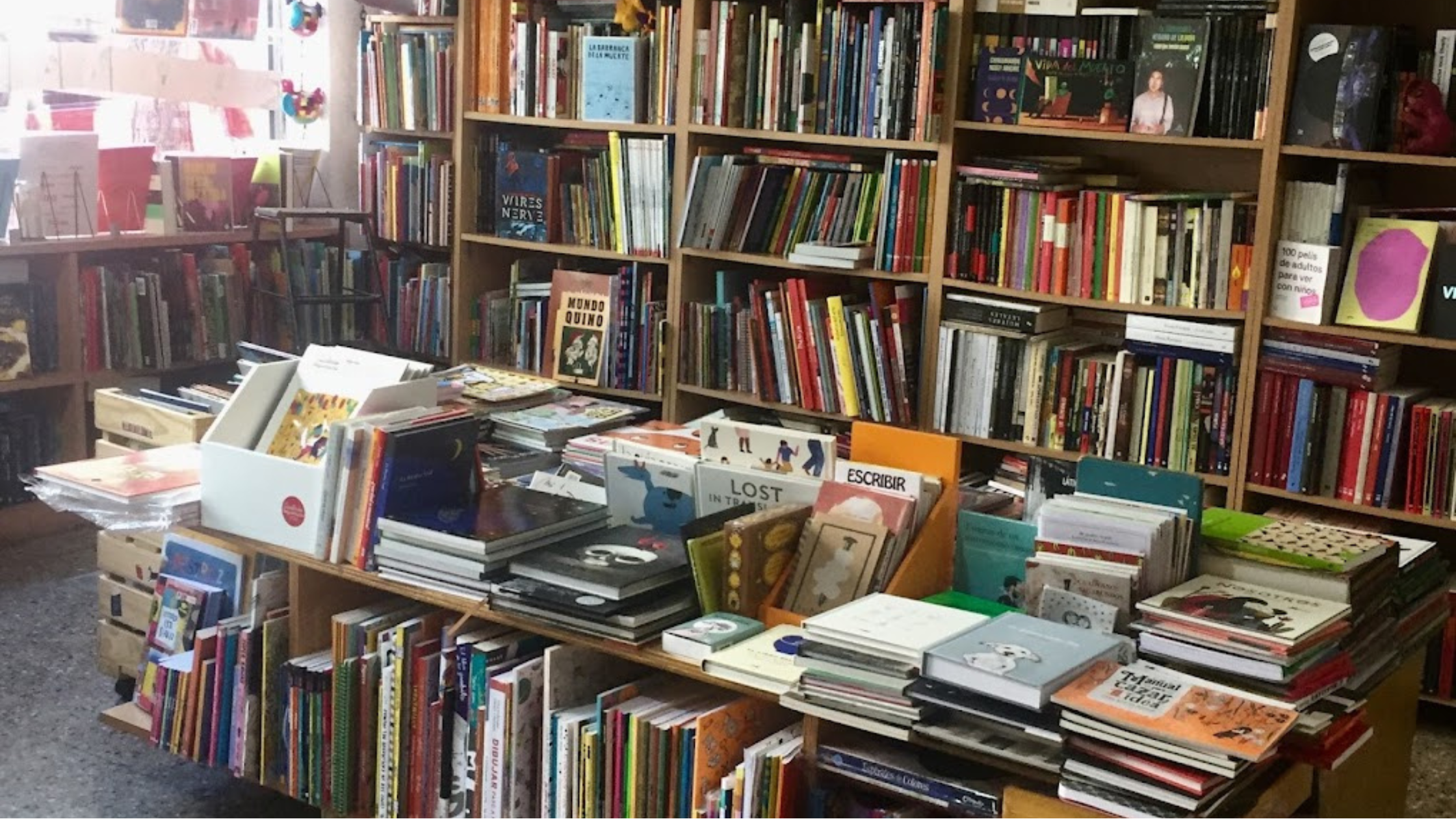 Libros de Arena is the merger between the Calibroscopio publishing house and a bookstore designed for young people,