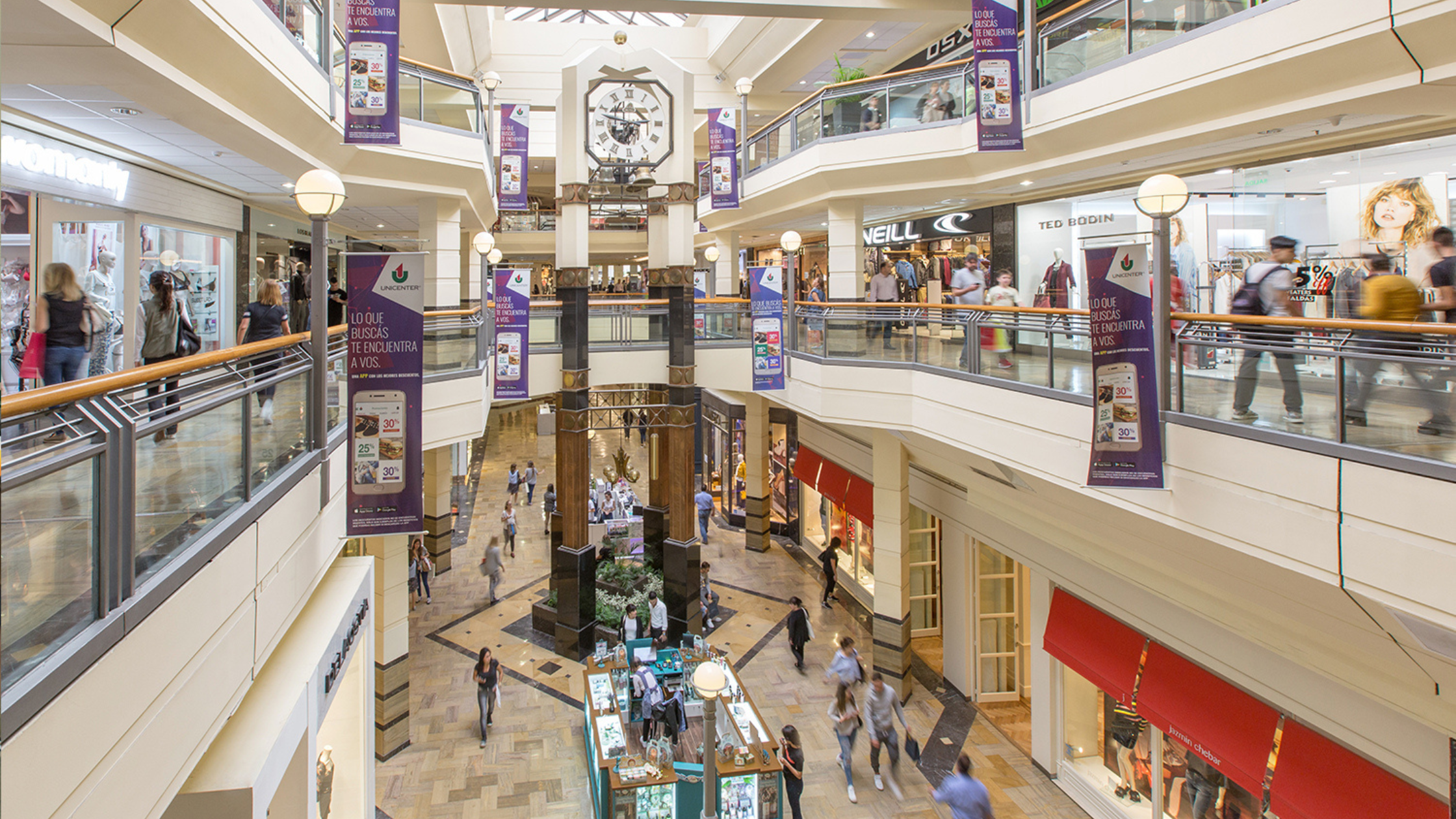 With a cinema, food courts and more than 300 stores, Unicenter is the ideal option for a day of shopping.