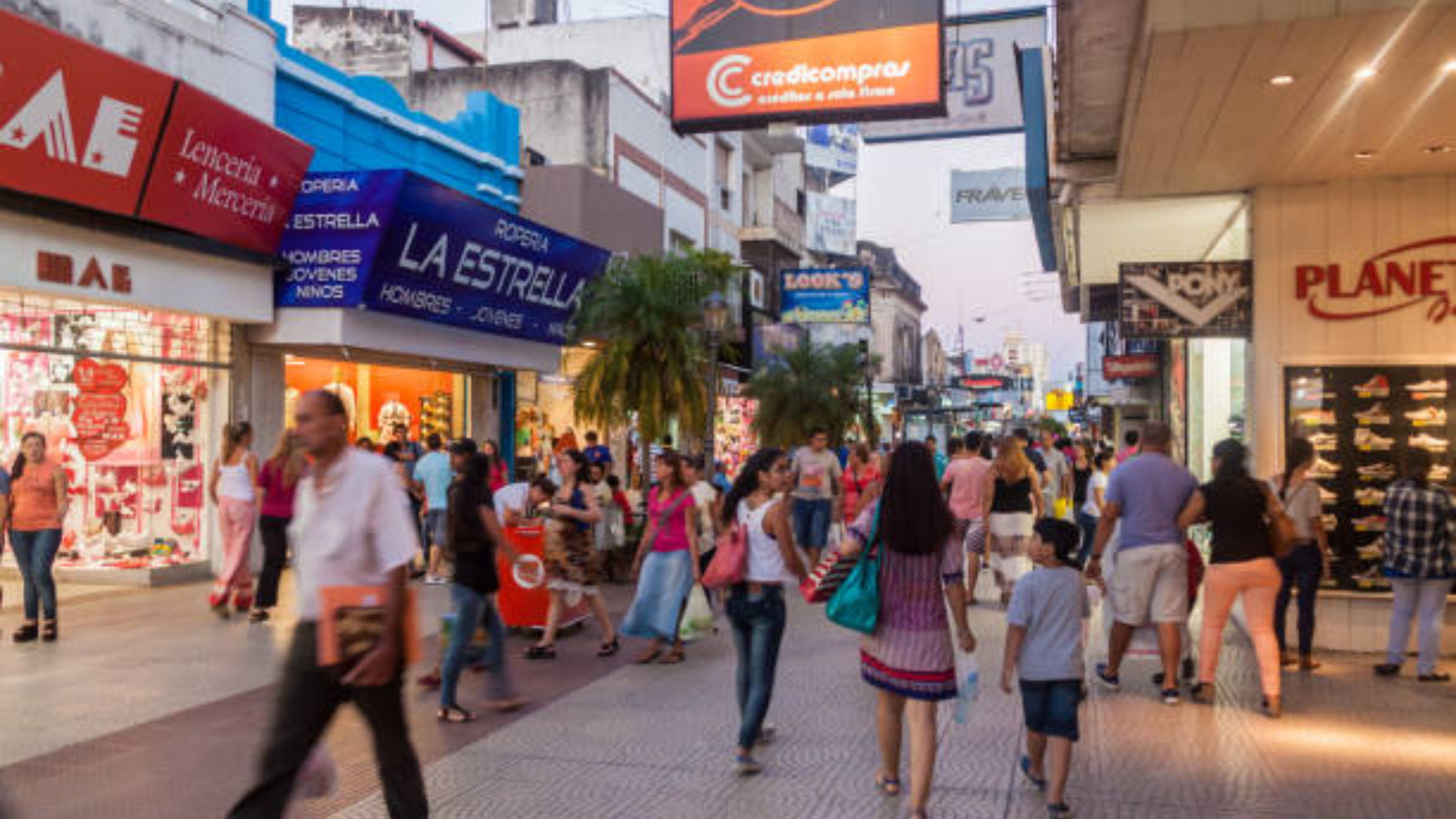 Discover the emblematic Florida Street, in the center of the city of Buenos Aires.