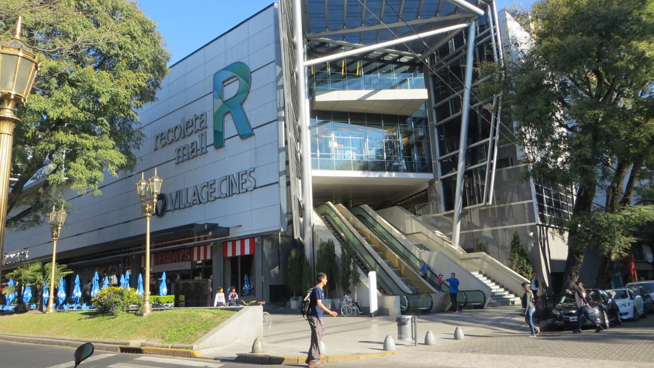 With movie theaters and across from the Recoleta Cemetery, the Recoleta Mall invites you to enjoy an afternoon full of shopping.