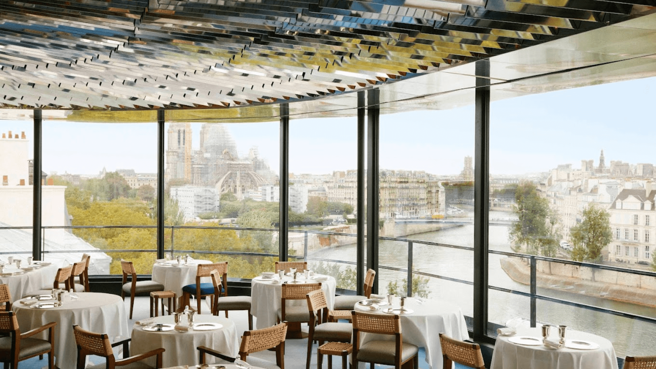 In this restaurant you will have the best views of the Seine River and the city of Paris